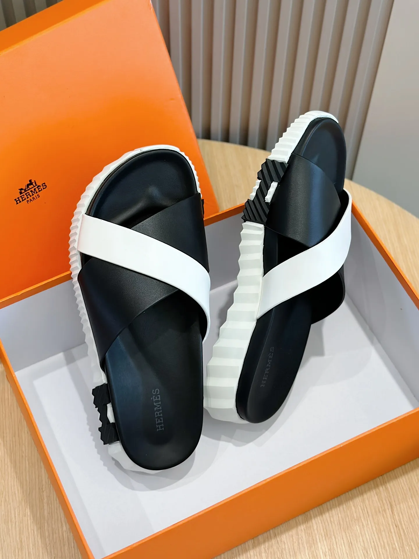 [HERMÈS] Top men's shoes 💰: 340💰 Size: 39-44 (38.45 46 custom-made) Herme*H Home Hermès Men's Sandals and Slippers - Original Replica Purchase the original version and make it one to one, the outsole is privately modeled, and the outsole color corresponding to each color is the same as the original version. Come to those who know the stuff 💪 The ultra-light soles are designed in contrasting colors, and they feel so comfortable on your feet! Calfskin, cowhide feet, private mold outsole.